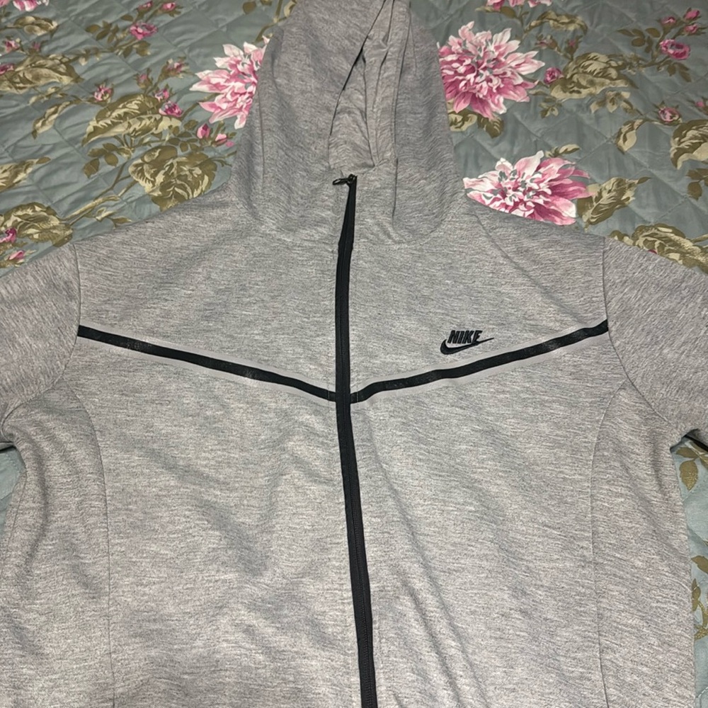 I am selling this men’s large grey Nike tech fleece